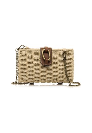 Rechteckige beige gewebte Handtasche mit bronzenem Kettenriemen und braunem Lederverschluss, der eine große ovale bronzene Schnalle aufweist.