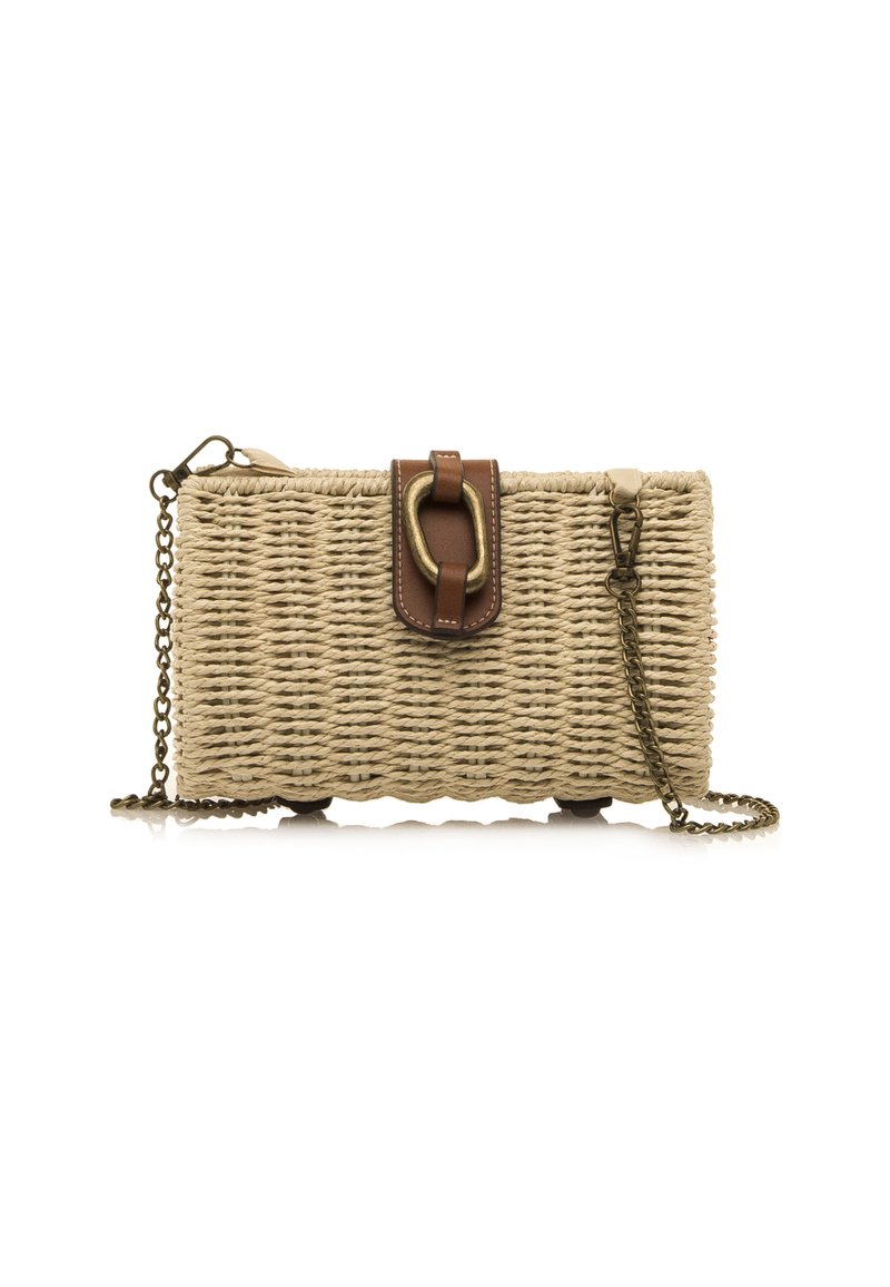 Bolso rectangular de paja beige con correa de cadena bronce y cierre en cuero marrón que cuenta con una gran hebilla ovalada de bronce.