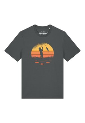 T-shirt gris foncé avec un graphisme d'une personne pêchant dans un bateau contre un coucher de soleil orange et des poissons nageant en dessous.