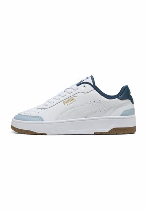 Witte Puma CA Match sneaker met lichtblauwe accenten, navy kraag, gouden logo en gum rubberen zool, zijaanzicht.