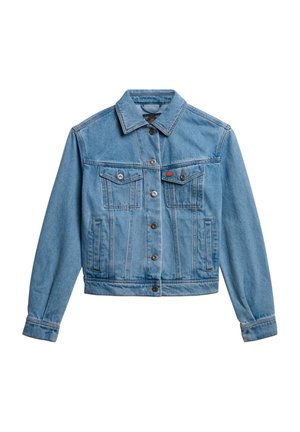 Lysblå denimjakke med krave, lange ærmer, to brystlommer og knaplukning fortil. Har et let cropped design.