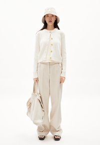 ARMEDANGELS JEANINAAS - Chaqueta de punto - off white