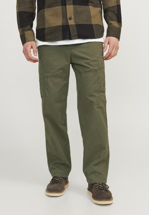Pantalons cargo en coton vert olive, coupe décontractée, comportant deux poches latérales et deux poches cargo, associés à des chaussures à lacets marron.
