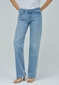 Jeans de pierna recta en azul claro, fabricados en tela de mezclilla, que presentan un diseño clásico de cinco bolsillos y un sencillo herraje metálico.