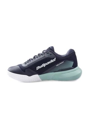 Chaussure de sport Bullpadel Neuron bleu foncé et bleu sarcelle avec semelle blanche et logo, conçue pour les sports de raquette, vue de côté.