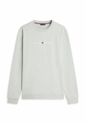 Jasnoszara bluza z długim rękawem i okrągłym dekoltem, z napisem "Tommy Hilfiger" oraz małym logo amerykańskiej flagi umieszczonym na środku klatki piersiowej.