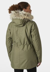 Olivově zelená parka s kožešinovou kapucí, staženým pasem a hladkým povrchem. Má uvolněný střih a knoflíky na manžetách.