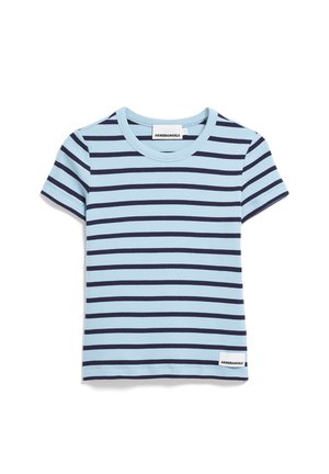 Lichtblauw T-shirt met korte mouwen en horizontale marineblauwe strepen, ronde halslijn en een klein label op de zoom. Zachte, geribbelde stoftextuur.