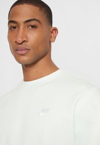 Nike Sportswear CRW - Camisola - barely green