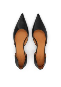 Chaussures plates en cuir noir à bouts pointus avec des côtés découpés et une semelle intérieure lisse de couleur beige. Présente un design minimaliste et une silhouette élégante.