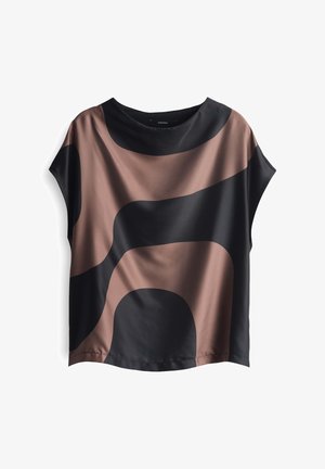 T-shirt à manches courtes en tissu lisse, présentant des motifs abstraits noirs et bruns avec une coupe décontractée et un col rond.