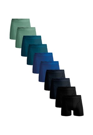 - Bokserki z krótkimi nogawkami