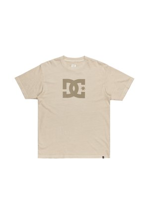 Béžové bavlnené tričko s veľkým tmavobéžovým logom DC so hviezdou na prednej strane. Krátke rukávy, okrúhly výstrih a štandardný strih.