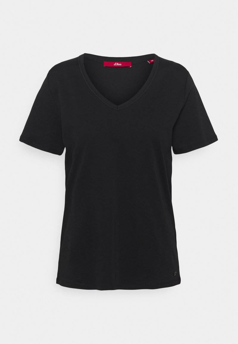 Camiseta negra de escote en V hecha de tela suave, con mangas cortas y una etiqueta con un logotipo rojo en el cuello. Diseño simple y clásico.