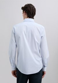 Lichtblauw overhemd met lange mouwen, een button-down kraag, afgeronde zoom en knoopmanchetten, gemaakt van een glad, geweven stof.