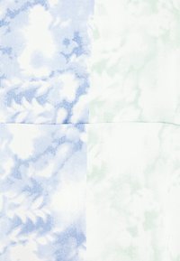 Pachwork bavlněná tkanina v jemných pastelových barvách modré a zelené, s akvarelovým květinovým vzorem a hladkou texturou.