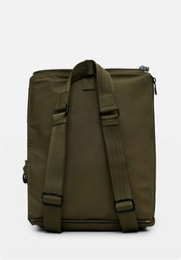 Borsa verde oliva con forma rettangolare, realizzata in tessuto texture, dotata di spallacci regolabili e chiusura con zip superiore.