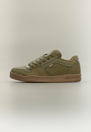 Lavskoet olivengrøn sneaker med ruskind og perforerede læderpaneler, tyk gummisål og mærket "Globe" label på siden og hælen.