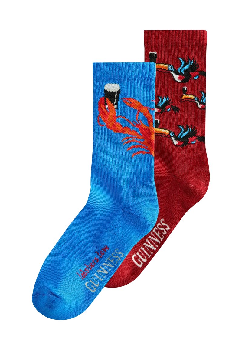 Blå og røde sokker med motiv af hummer og fugl; ribbet struktur; branding på den blå sok; kontrastfarver skaber visuelt interesse.