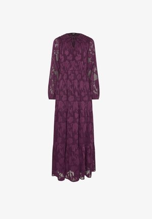 Lungo vestito viola con un motivo in pizzo floreale, spalle arricciate, scollatura a fessura e orlo a strati. Realizzato in tessuto leggero e trasparente.