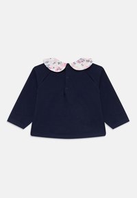 Marine langermet babyshirt med tre knapper bak og Peter Pan-krage, dekorert med et rosa og blått blomstermønster.