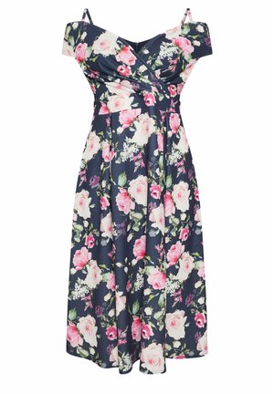 Florale maxi-jurk met een marineblauwe achtergrond en roze rozen, schoudervrije bandjes en een geplisseerde rok voor een vloeiende uitstraling.