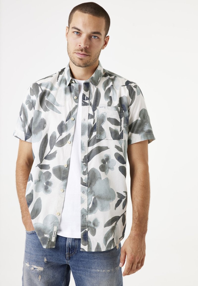 Korte mouwen shirt van lichtgewicht stof, met een bloemenpatroon in grijs- en blauwtinten, met een knoopsluiting aan de voorkant en een borstzak.