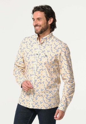 Chemise pour homme à boutons avec un motif floral jaune, fabriquée en tissu léger, à manches longues et avec un col standard.