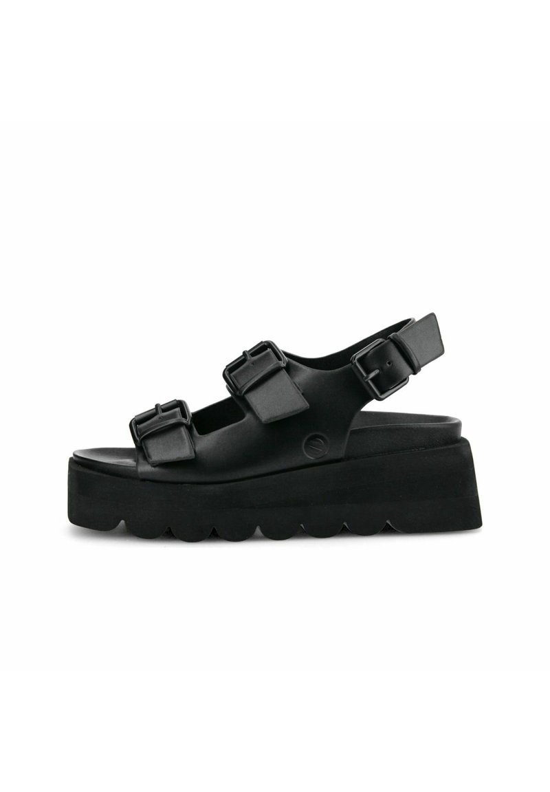 Sandalias de plataforma negras hechas de material sintético, con tres correas ajustables con hebillas y un diseño de suela ondulada.