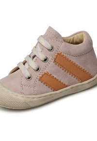 Sneaker in suede rosa chiaro con dettagli in pelle beige e suola in gomma texturizzata. Presenta lacci rotondi e occhielli metallici.