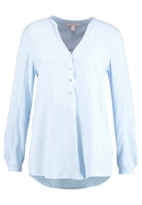 Camicia a maniche lunghe di colore azzurro chiaro con scollo a V, patta dei bottoni e orlo arrotondato. Realizzata in tessuto morbido, con una leggera lucentezza e una texture liscia.