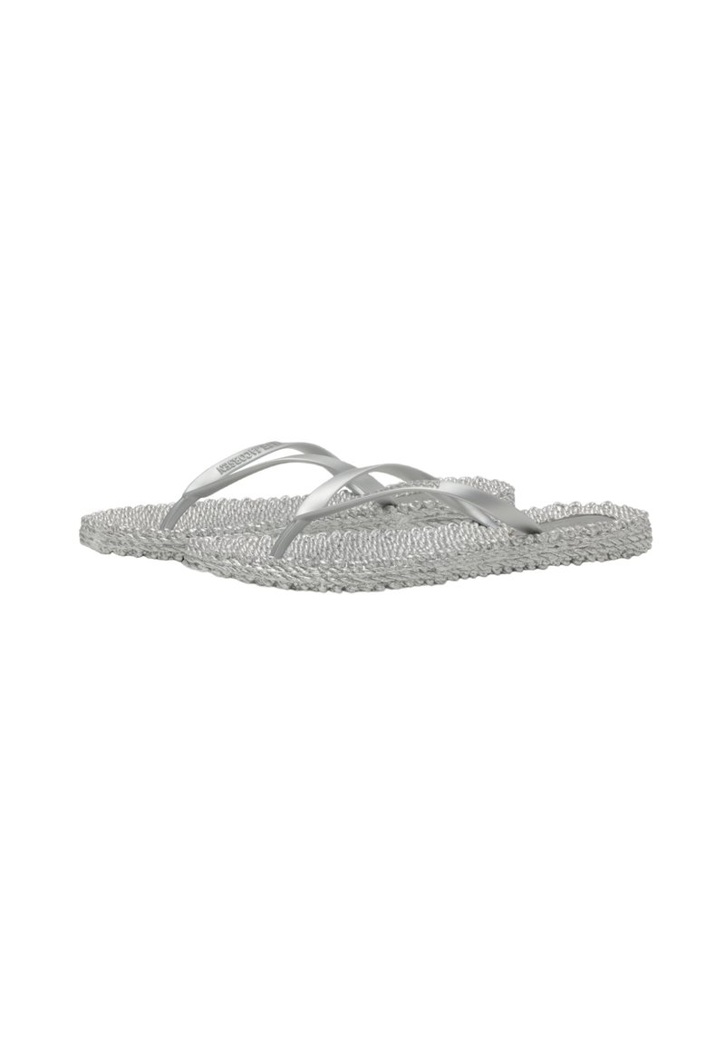 Chanclas tejidas plateadas con finas correas metálicas y suela texturizada, diseñadas para uso casual.