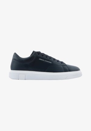 Svarta lädersneakers med vit sula, med rund tå, sex öglor och ARMANI EXCHANGE-logotyp präglad på sidan.