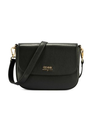 Czarna skórzana torba listonoszka z regulowanym paskiem, złotymi zapięciami i logo Ochnik na przednim klapie.