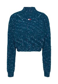 Teal blauwe cropped gebreide trui met lange mouwen, hoge hals, gespikkeld garen en klein Tommy Jeans logo patch op de borst.