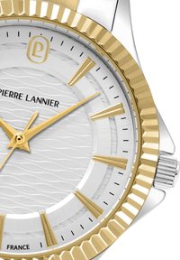 Sidabrinė ir auksinė laikrodžių, turintis tekstūruotą baltą ciferblatą, raitytą auksinį rėmelį ir auksinius valandų žymeklius, su datos rodmeniu šalia 3 valandos pozicijos.