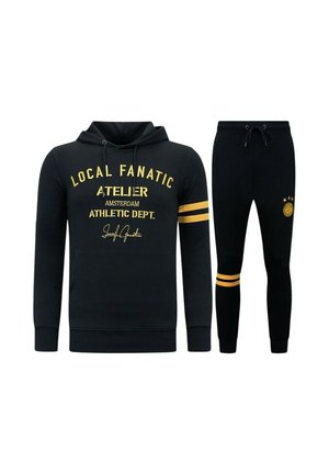 Zwarte hoodie en broek set met gele tekst en strepen, gemaakt van katoen, met trekkoordzoom en logodetail op de broek.