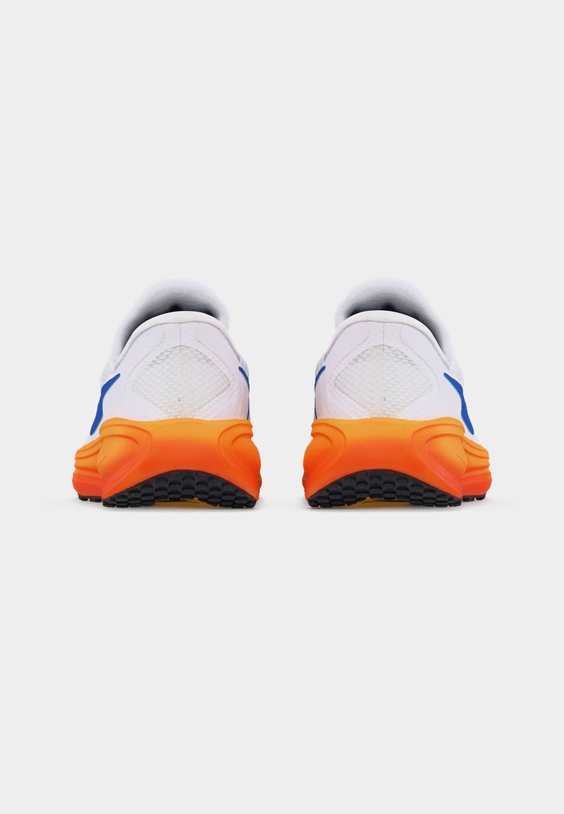 Nike Performance REVOLUTION 8 - Road running shoes - white  display picture 2