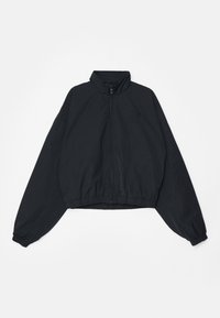 Chaqueta negra recortada con un cuello alto, mangas largas, cintura elástica y cierre de cremallera. Presenta un detalle de logo tonal en la parte frontal.