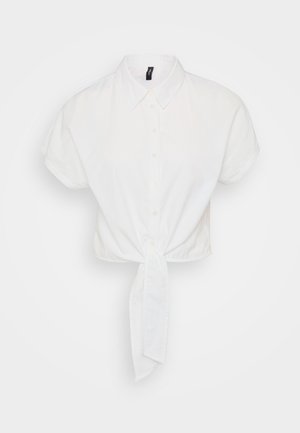 Chemise blanche à manches courtes, à boutons sur le devant, avec un nœud noué à la taille. Réalisée en tissu lisse et léger.