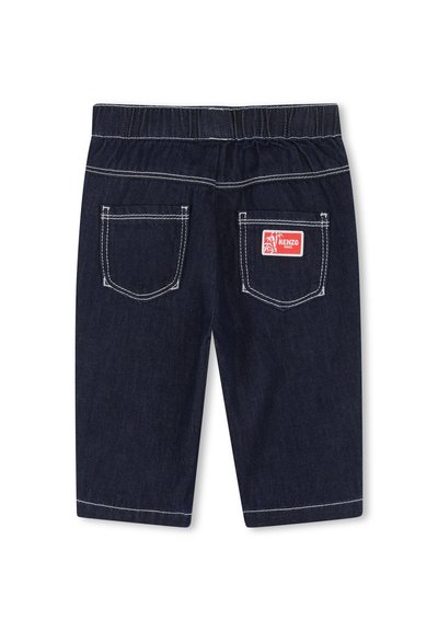 Short en denim bleu foncé avec une ceinture élastique, des surpiqûres blanches, deux poches arrière et une étiquette de marque rouge sur la poche droite.