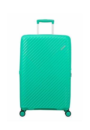 Türkisfarbener Hartschalenkoffer mit diagonalen strukturierten Linien, vier Rollen zum Drehen, Teleskopgriff und kleinem Markenlogo vorne.