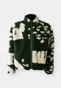Casaco de fleece com um padrão verde e creme, gola alta, fecho de correr completo e um bolso no peito. Textura suave e tecido quente.