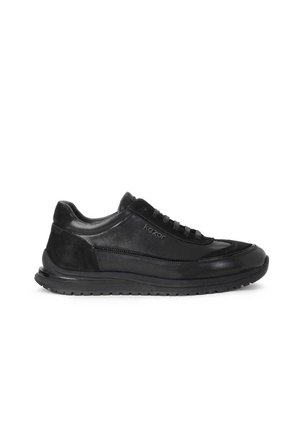 Zapatilla negra con una mezcla de cuero liso y ante, puntera redondeada, cuello acolchado y suela de goma texturizada. Presenta cordones y logotipo.