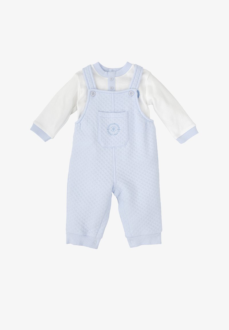 Mono azul claro con un patrón texturizado, camiseta de manga larga blanca debajo, cierres a presión y un bolsillo frontal con detalle de bordado circular.