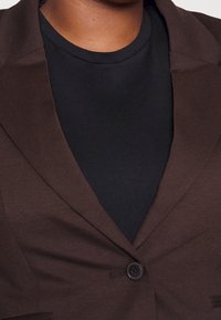 Vero Moda Curve Blazer - brown