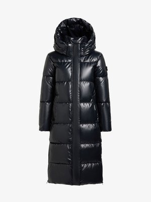 Ilgas juodas pūsto stiliaus paltas iš blizgaus, dygsniuoto audinio. Turi didelį gaubtą, užtrauktuką priekyje ir šonines kišenes.