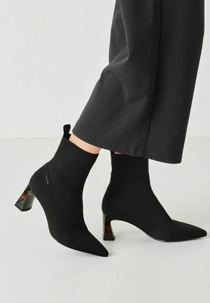 Tamaris, STIEFELETTE - Bottines - black