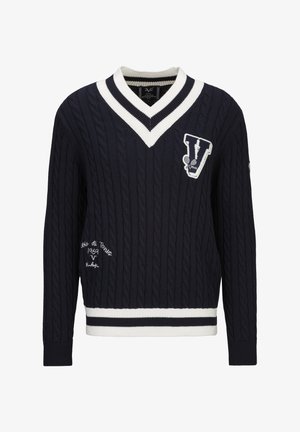 Pull en maille torsadée bleu marine avec col en V rayé blanc et noir ainsi que ourlet assorti, arborant un grand patch "V" et un texte brodé.
