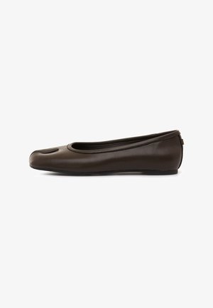 Zapato plano de ballet en cuero marrón oscuro con punta redondeada y diseño minimalista. Textura suave con tacón bajo y sin herrajes destacados.
